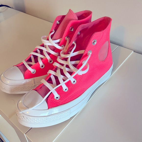 Beautiful hot pink converse size 8 woman’s - Picture 3 of 3